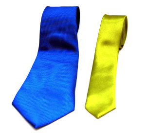 wąski krawat szeroki krawat