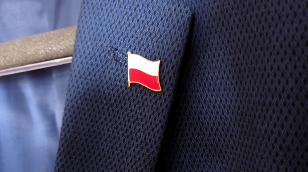 Polska flaga w klapie marynarki. Kto może nosić?